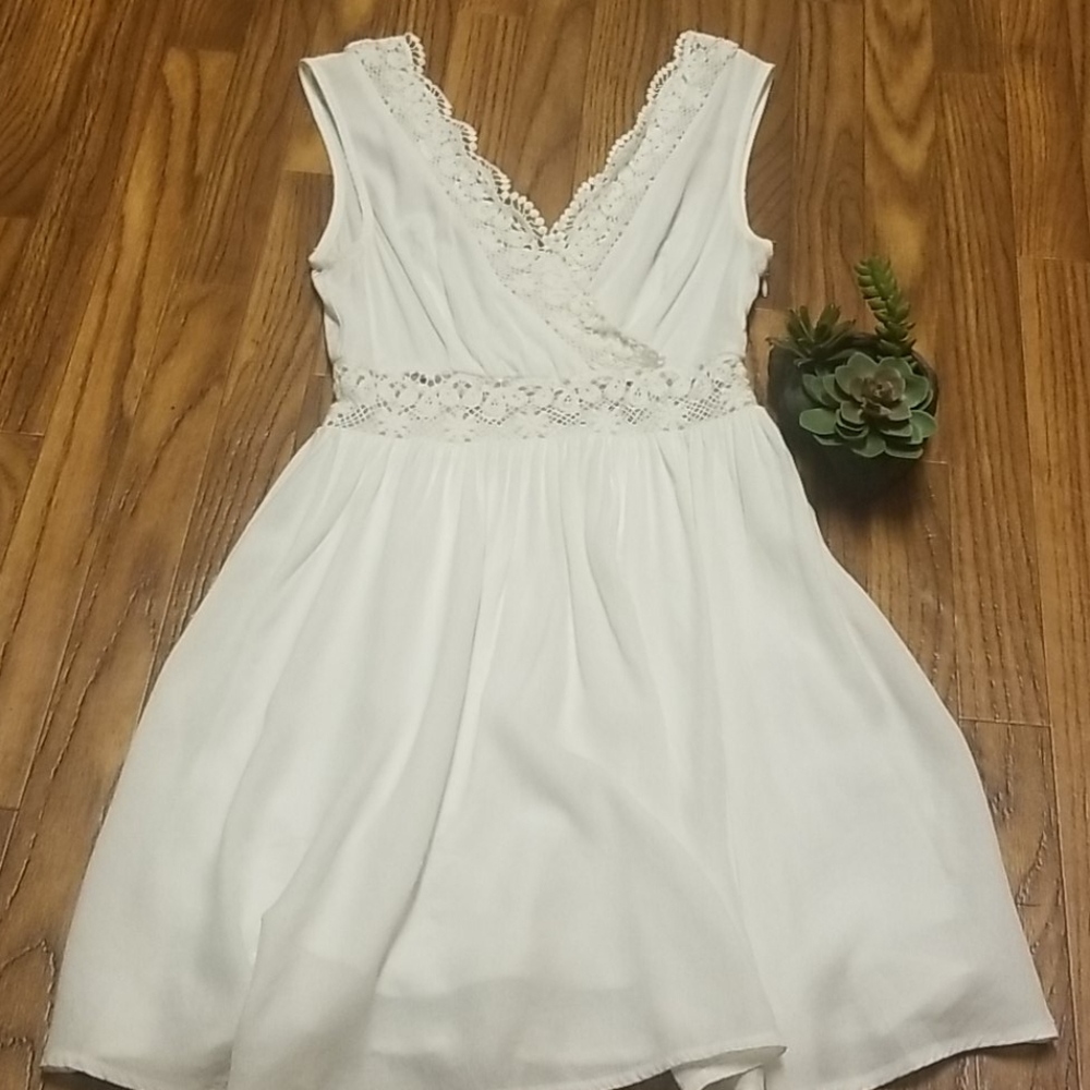Urban outfitters lace crossover v neck dress - Picture 2 of 5